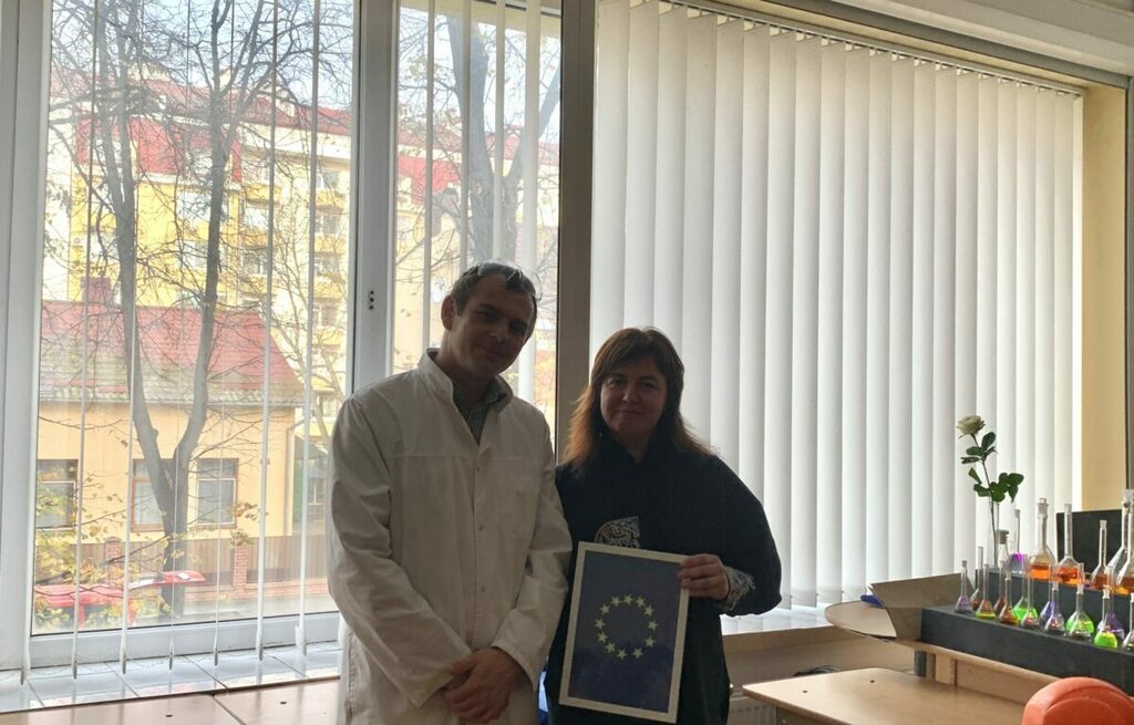 98728732-2651-4da2-bb13-9dff25dc8739